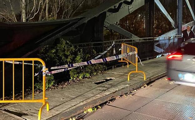 Un socavón en una acera del Puente Colgante obliga a desviar el tránsito peatonal