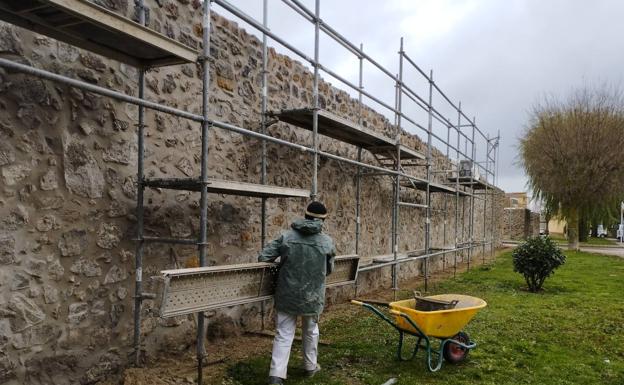 Aguilar de Campoo rehabilita y limpia la zona norte de la muralla