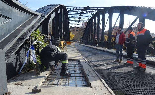Otra tirita de hormigón para los achaques del Puente Colgante