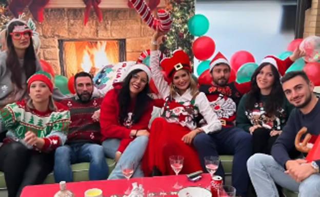 Alba Carrillo celebra una fiesta de Navidad con sus familiares y amigos