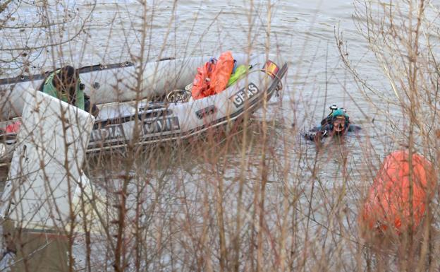La Guardia Civil intenta sacar el ultraligero siniestrado del Duero