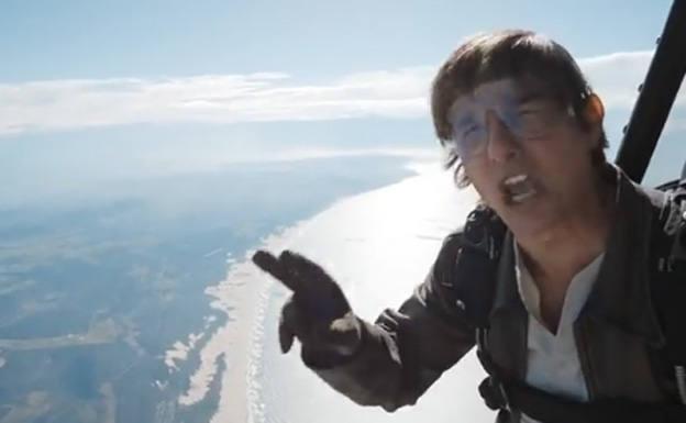 Tom Cruise felicita la Navidad lanzándose al vacío desde un avión