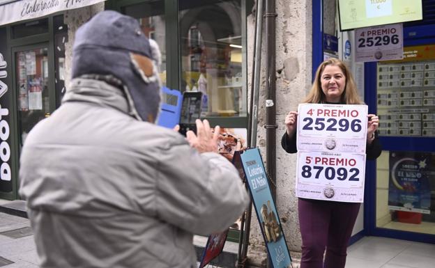 Un despacho de la calle Lencería reparte premios del cuarto y un quinto