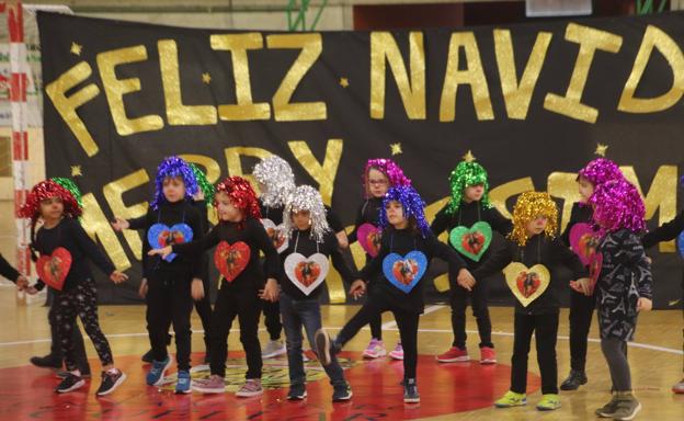 El colegio Santa Clara realiza un viaje al pasado en su fiesta de Navidad