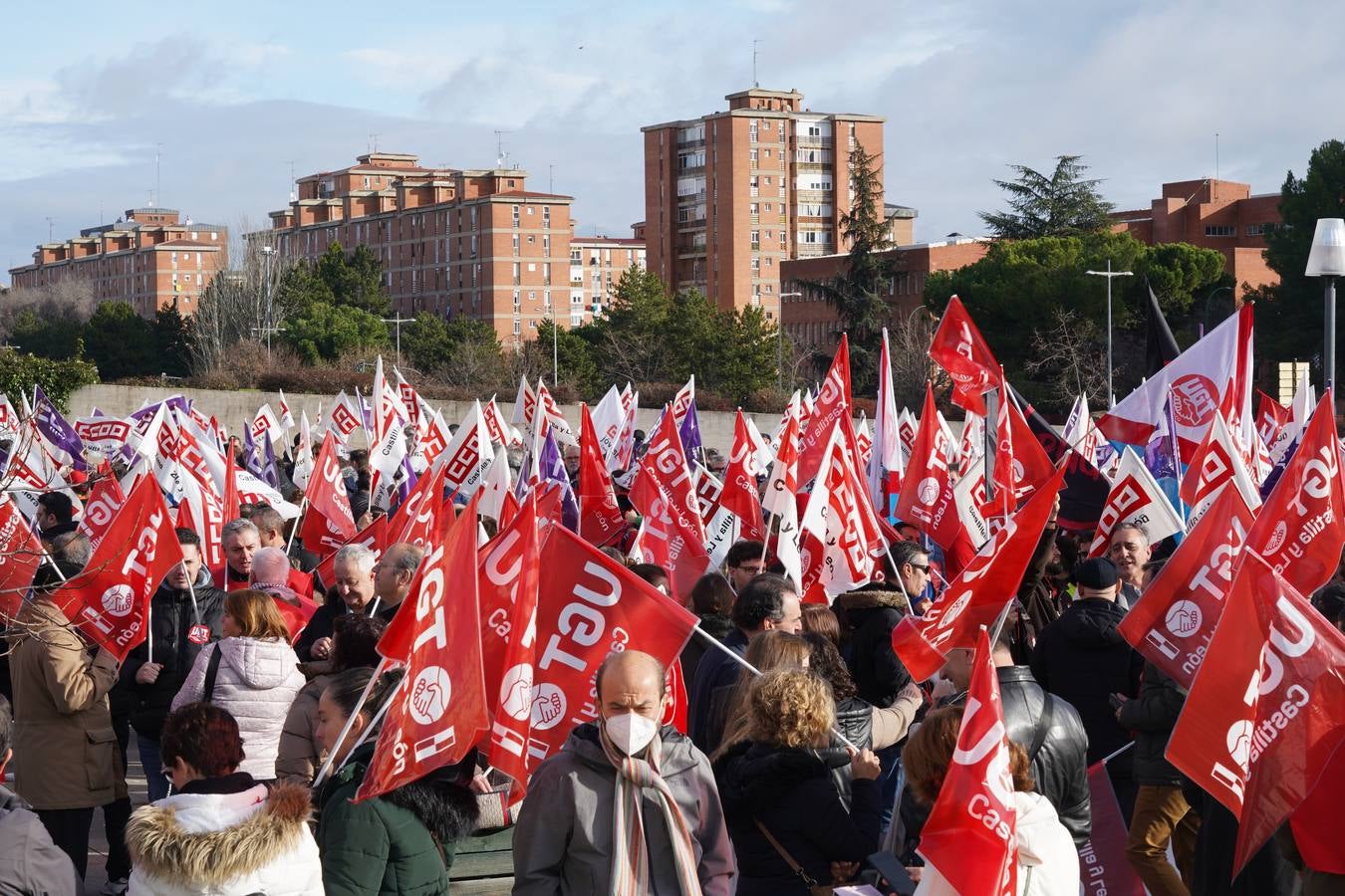Protesta a las puertas de las Cortes contra los presupuestos de la Junta