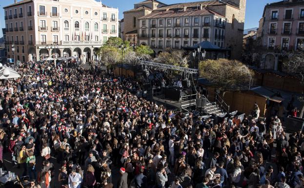 Miles de jóvenes vuelven a festejar la Tardebuena en la Plaza Mayor