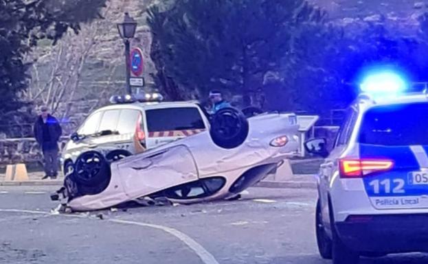 El vuelco de un turismo corta la Cuesta de los Hoyos