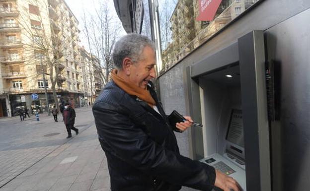 Los bancos reducen los cajeros al nivel más bajo en dos décadas