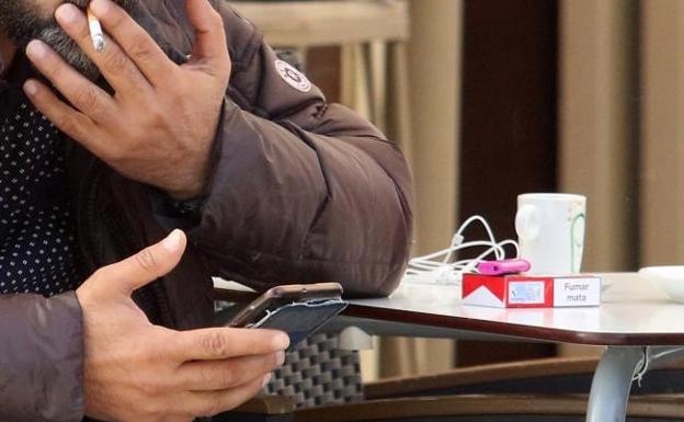 El cigarro más caro del mundo: multan a un joven con 6.000 euros por dar un pitillo a un menor