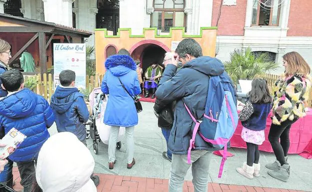 El Cartero Real recibe sin pausa a los más pequeños en la Plaza Mayor de Valladolid