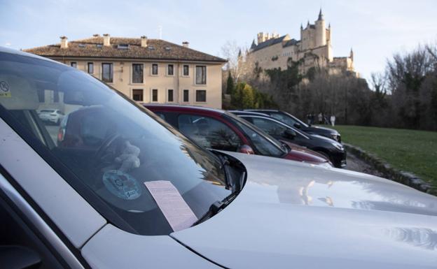 La policía vuelve a multar el aparcamiento ilegal generalizado en la explanada de San Marcos