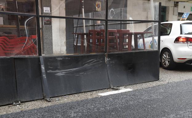 Un conductor ebrio, drogado y sin carné choca contra otro vehículo y la terraza de un local hostelero