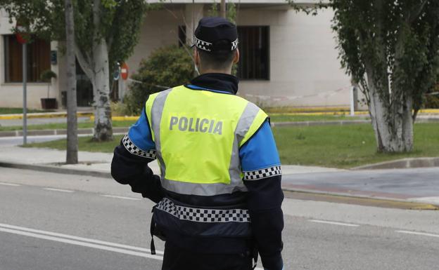 Circulan ebrios por una acera de Palencia con un patinete eléctrico