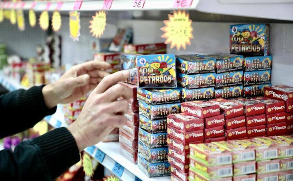 El 'otro' riesgo de lanzar petardos y bombetas: hasta 1.500 euros de multa