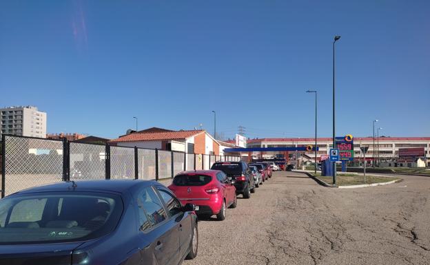 Largas colas en las gasolineras en el último día del descuento del carburante