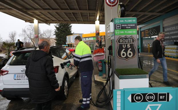 El fin del descuento provoca largas colas en las gasolineras antes de final de año