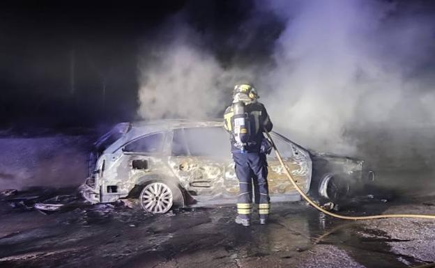 Un incendio calcina un coche en Olivares de Duero