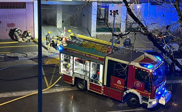 Alarma vecinal por un incendio en un garaje en Parquesol que destrozó tres coches