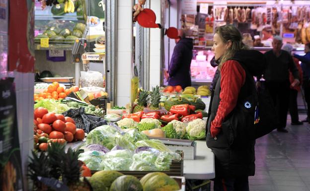 Desconcierto en los mercados de Segovia en el primer día de la bajada del IVA de los alimentos
