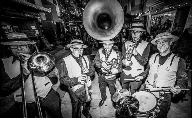 Música y piruletas en la víspera de Reyes en Palencia