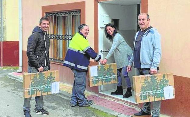 Los vecinos de Cevico Navero reciben una cesta como aguinaldo