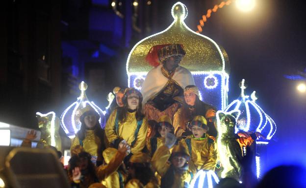 Los Reyes llegan a Medina del Campo entre música y neón