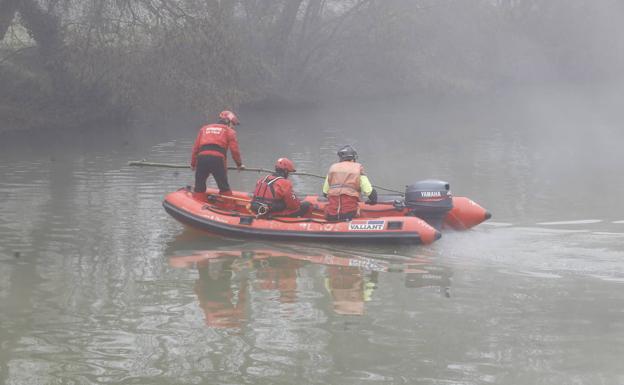 Tratan de rescatar a un hombre sumergido en el río dentro de su coche