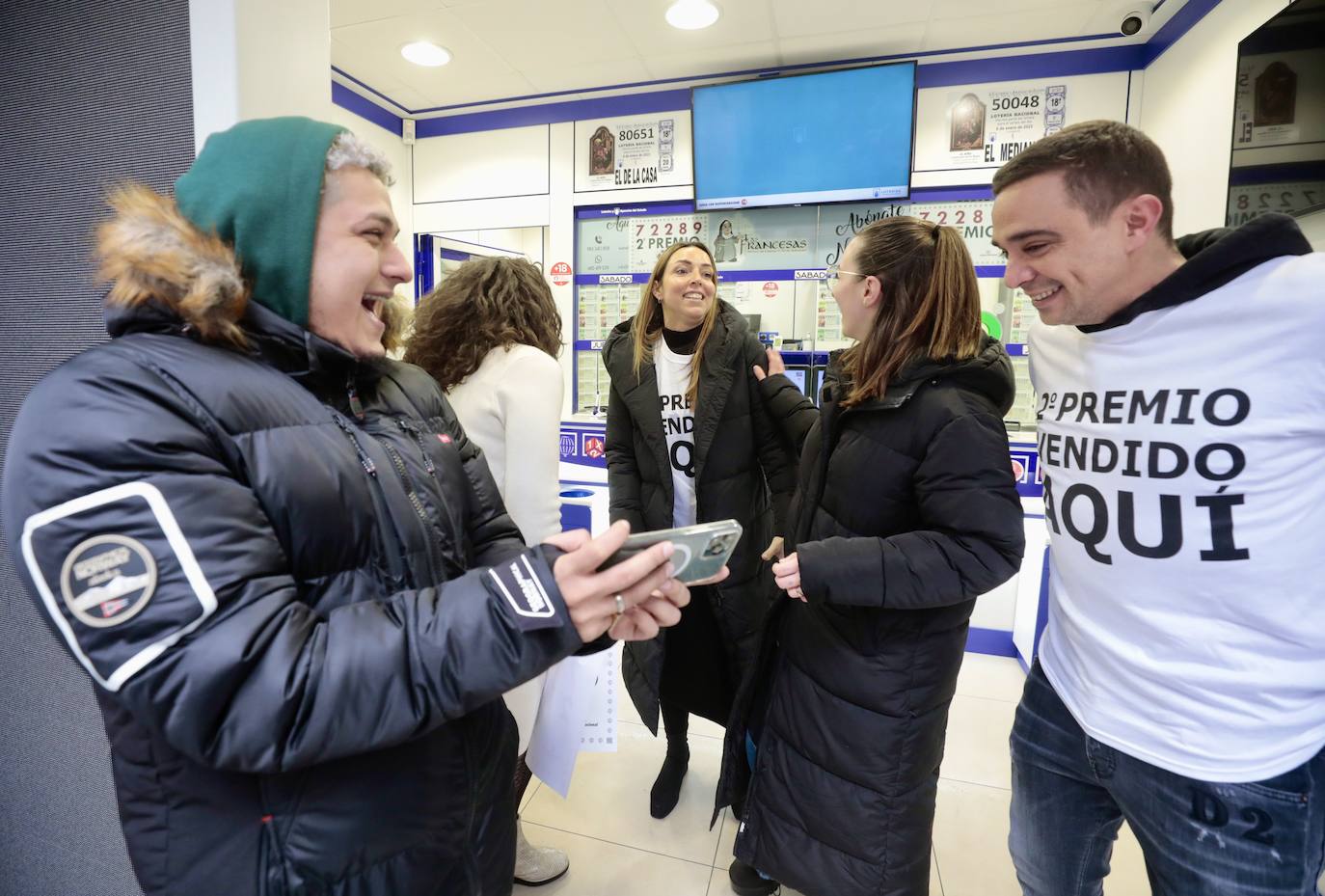 Celebración por repartir un segundo premio en la calle Santiago de Valladolid