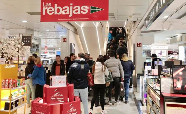 Arrancan 50 días de rebajas, las últimas para El Corte Inglés de Constitución