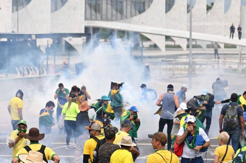 Cientos de partidarios de Bolsonaro invaden el Congreso de Brasil
