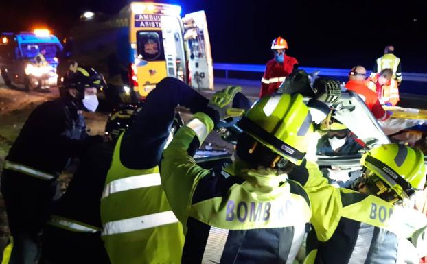 Tres heridos en un accidente entre un camión y un turismo en Castromocho