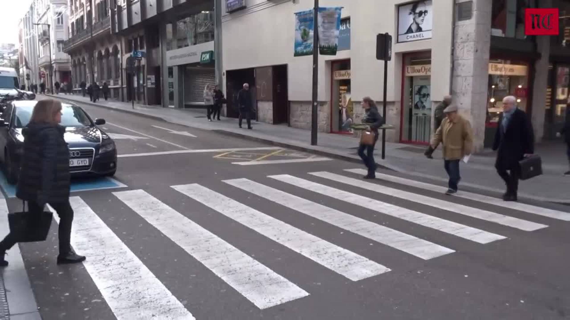 La ausencia de semáforos multiplica el riesgo para peatones en el cruce de Ferrari