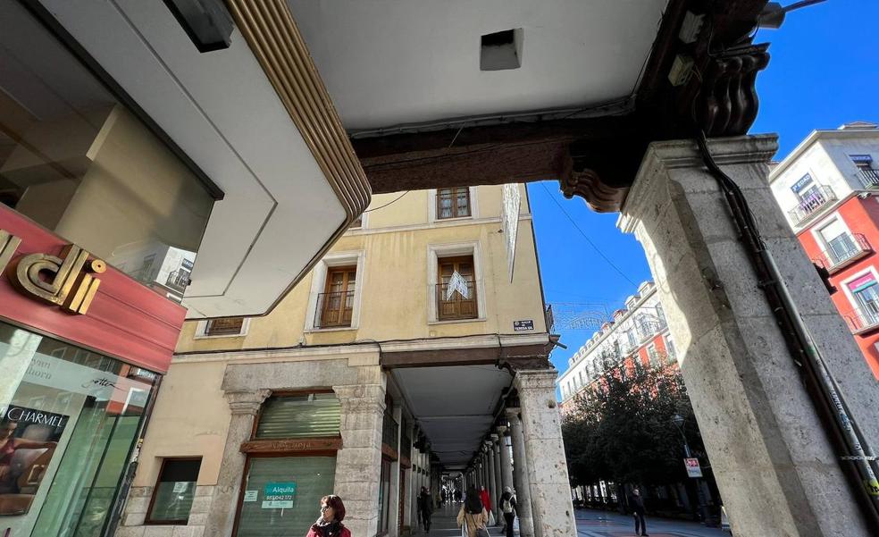 El origen de las mirillas en el techo de los soportales de la Plaza Mayor de Valladolid