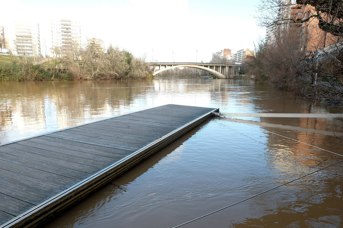 El Pisuerga anega los pasos inferiores