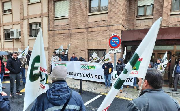 Los ganaderos segovianos muestran su rechazo a los nuevos requisitos para vender terneros