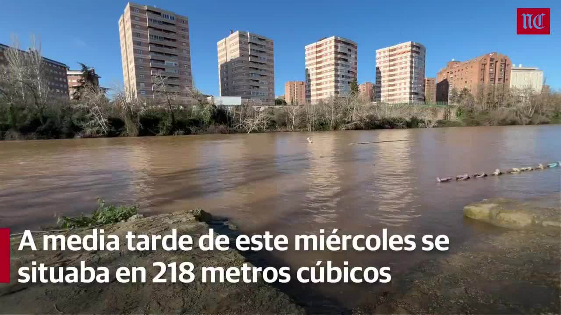 El río Pisuerga alcanza su punta del año en Valladolid y anega sus paseos inferiores