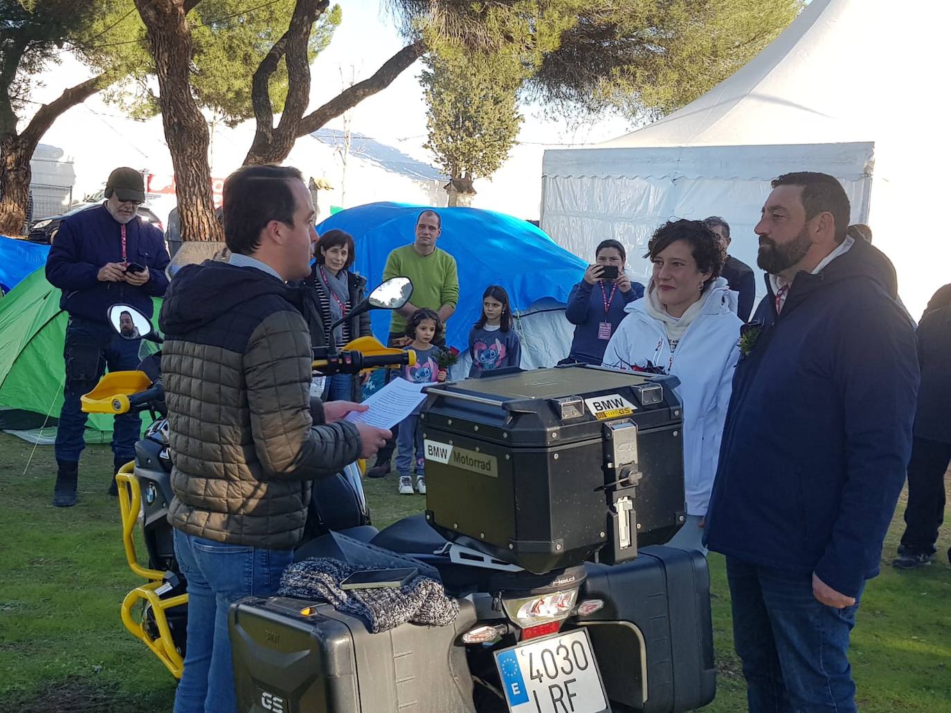 Pingüinos homenajea a una mujer de 87 años pionera en el uso de la moto por Valladolid