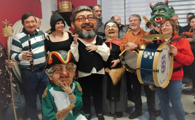 Un cabezudo de los Dulzaineros de Campos recuerda a José María Silva