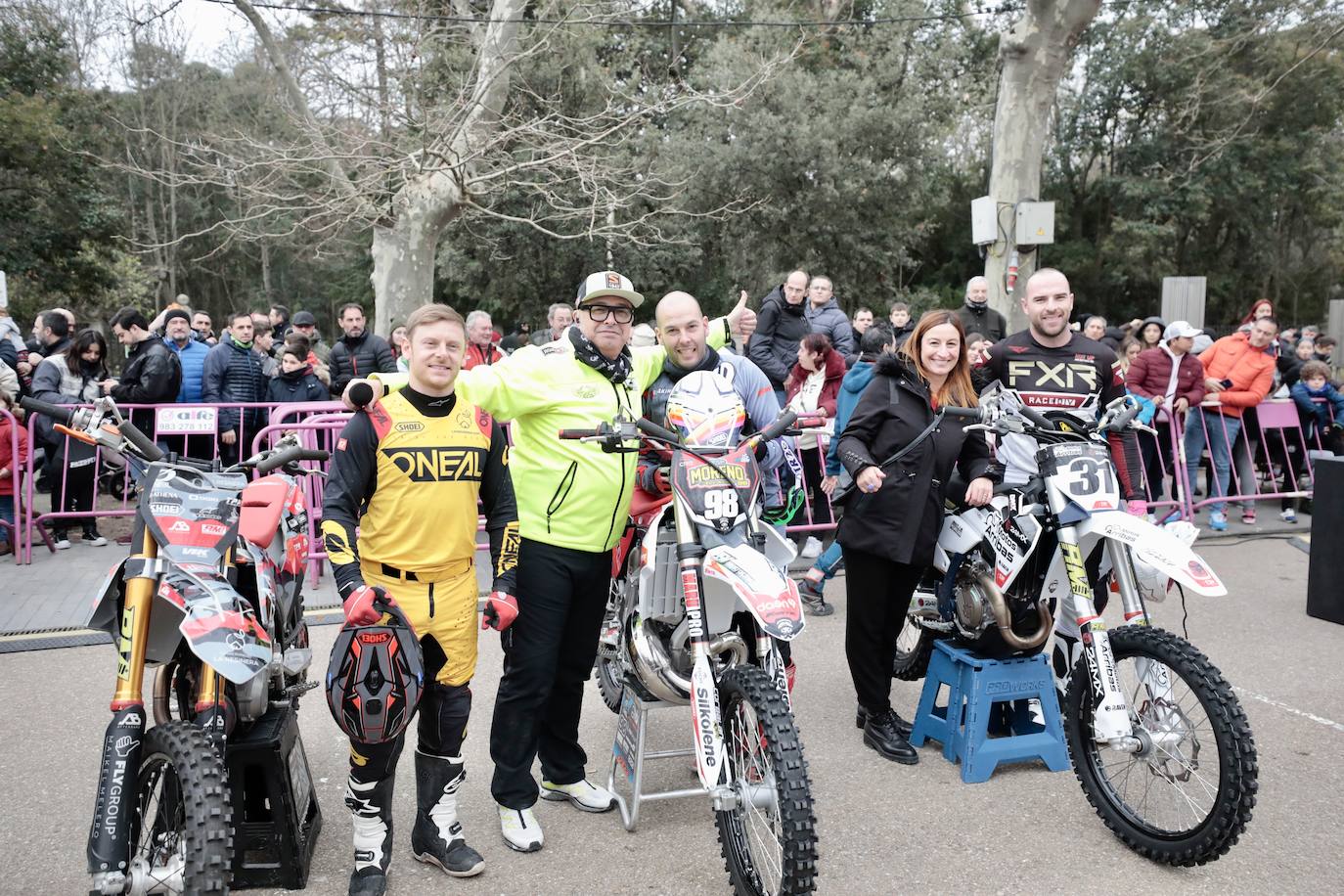 Desfile de banderas en Pingüinos 2023 (3/4)