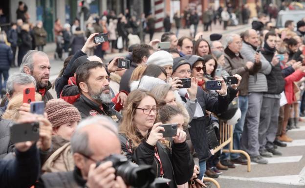 Búscate en las fotos del desfile de banderas de Pingüinos 2023