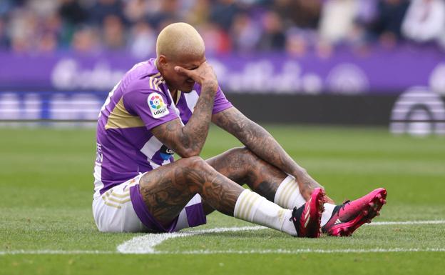 El Real Valladolid pierde y se complica la vida