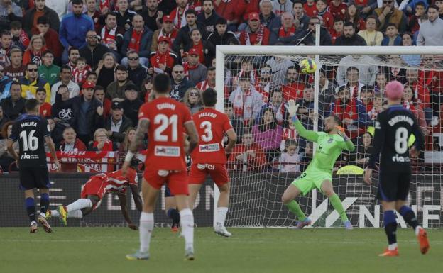 Los goles de Correa y El Bilal en el tropiezo colchonero en Almería