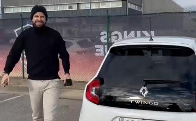 Piqué se sube a un Twingo en medio de su batalla mediática con Shakira
