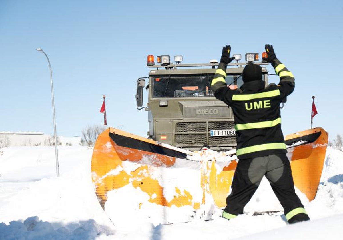 La Guardia Civil avisa: así debes conducir cuando hay hielo en carretera