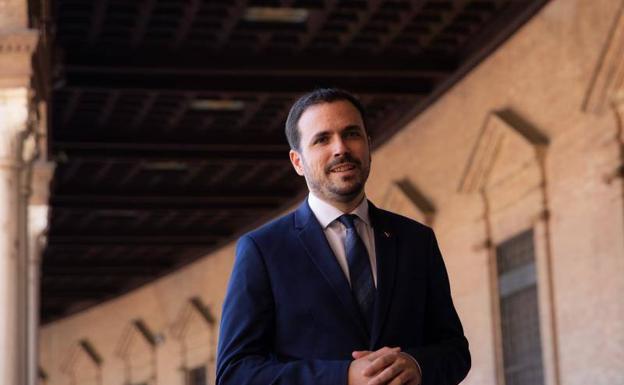 Alberto Garzón recibe a su tercer hijo, Robin
