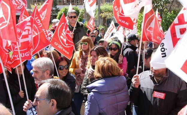 UGT denuncia que Suminco premia a la plantilla con vino y jamón para desactivar la huelga