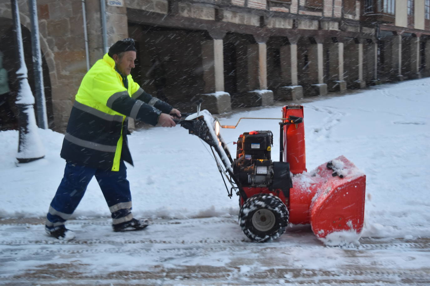 La nieve cubre Aguilar de Campoo y sus entornos