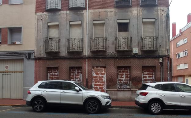 Tapian la vivienda donde unos okupas encontraron al inquilino momificado