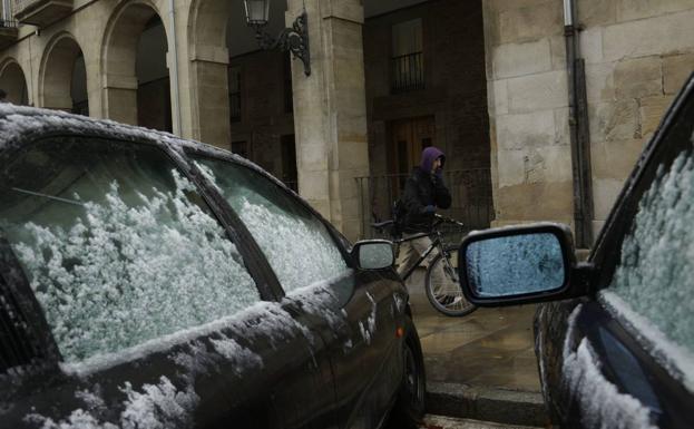 Cómo quitar la nieve del coche: trucos fáciles