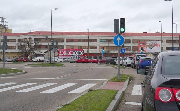 Un fallo en la barrera del paso a nivel colapsa el polígono de Argales